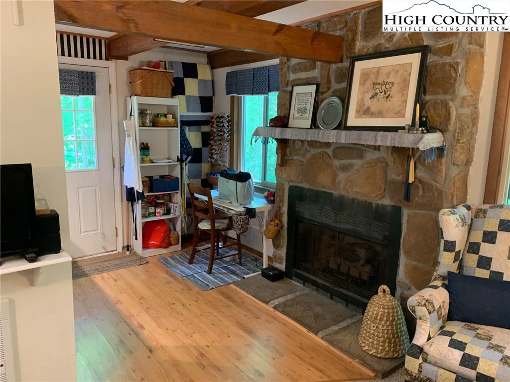 Image number 13 for the current listing
