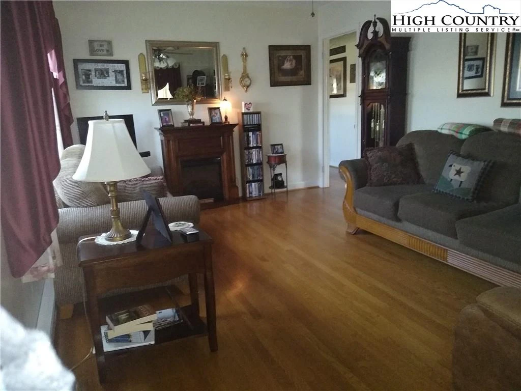 Image number 21 for the current listing