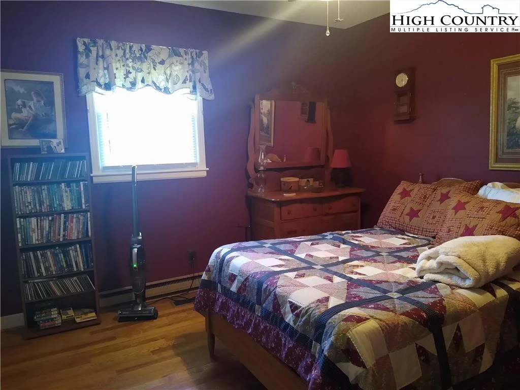 Image number 19 for the current listing