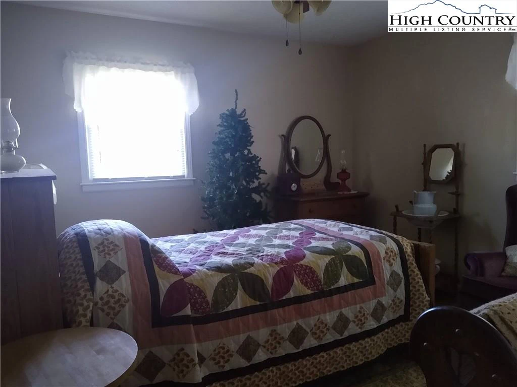 Image number 17 for the current listing
