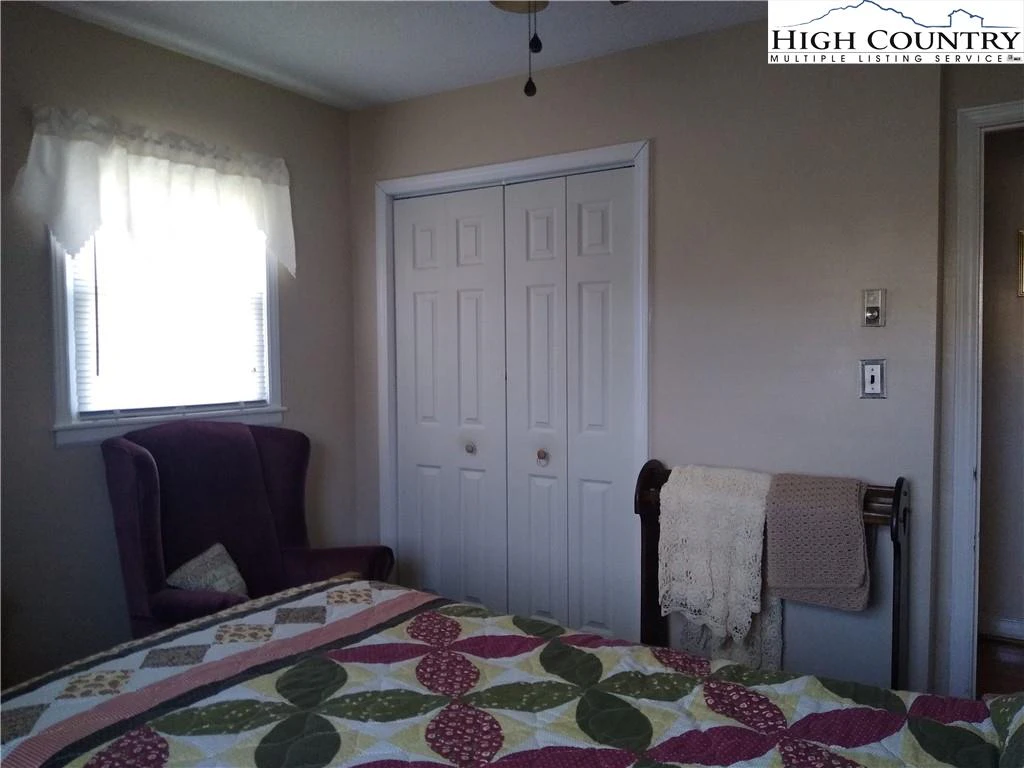 Image number 2 for the current listing