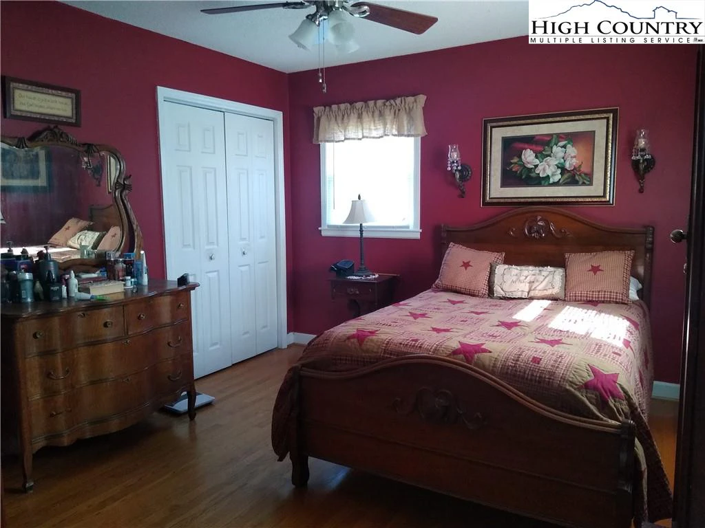 Image number 14 for the current listing