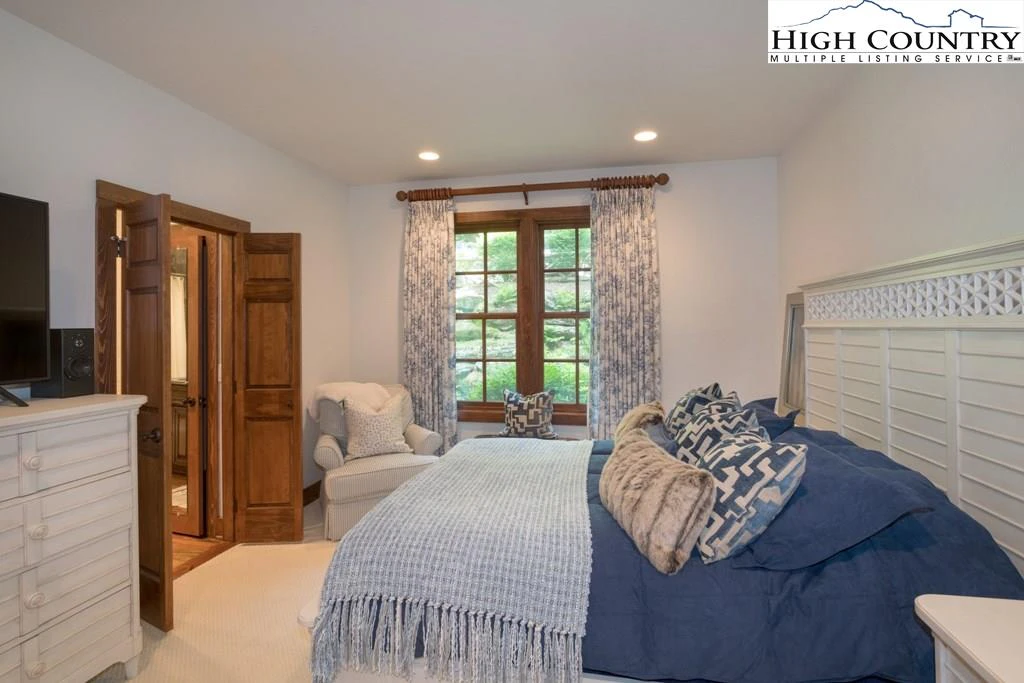 Image number 9 for the current listing