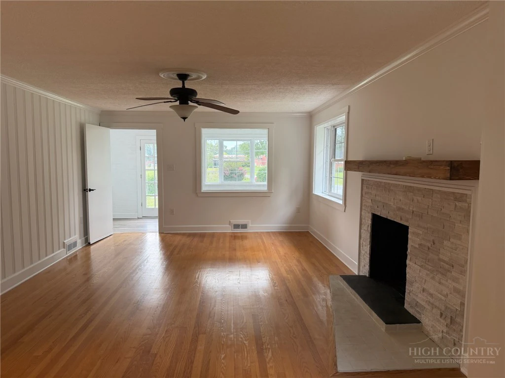 Image number 21 for the current listing