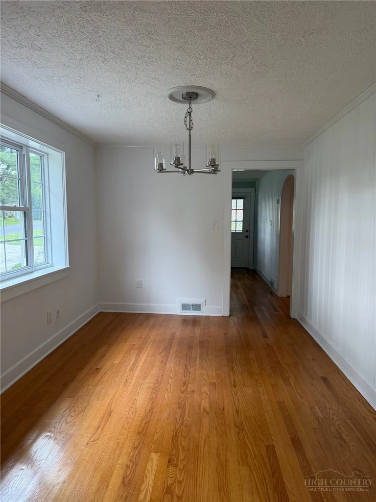 Image number 19 for the current listing