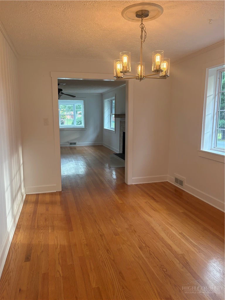 Image number 18 for the current listing