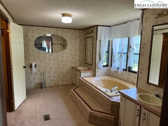 Image number 11 for the current listing