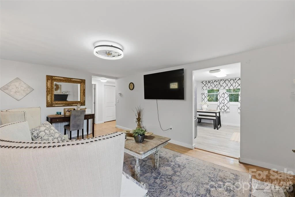 Image number 9 for the current listing