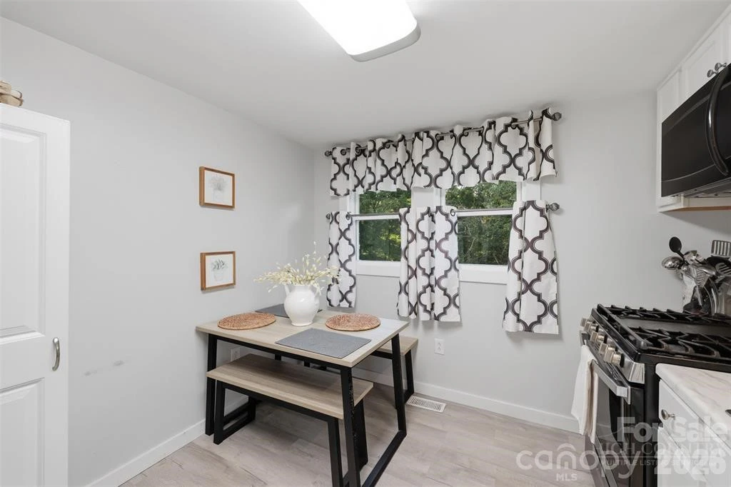 Image number 12 for the current listing