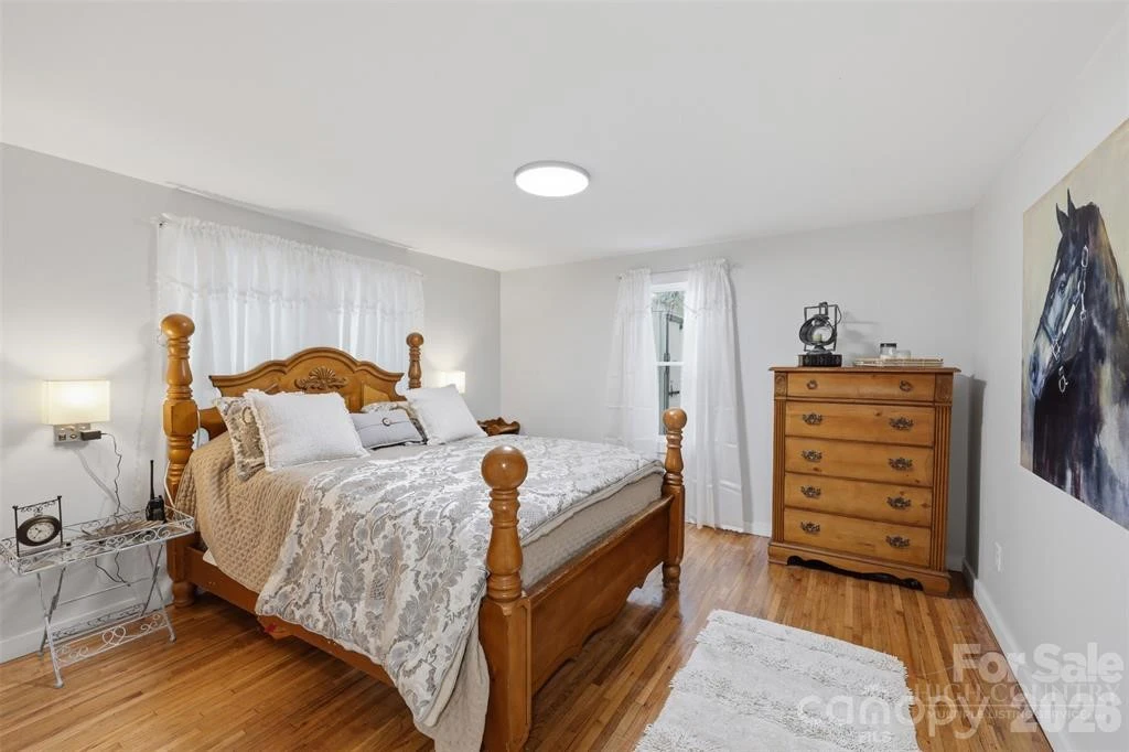 Image number 15 for the current listing