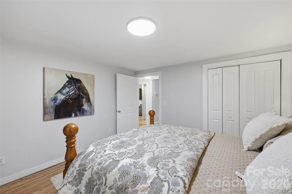 Image number 17 for the current listing