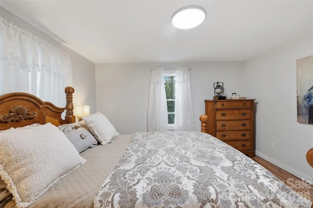 Image number 18 for the current listing