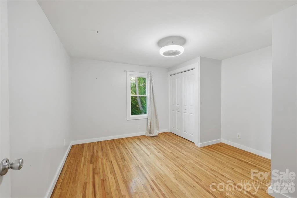 Image number 21 for the current listing