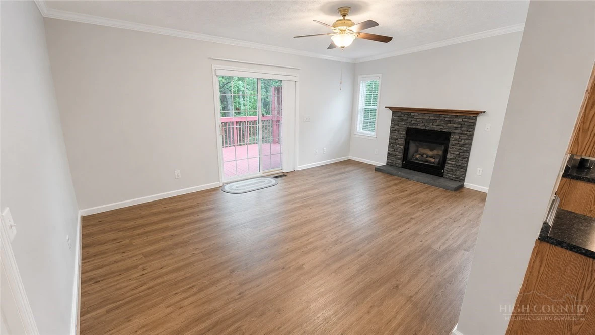 Image number 3 for the current listing