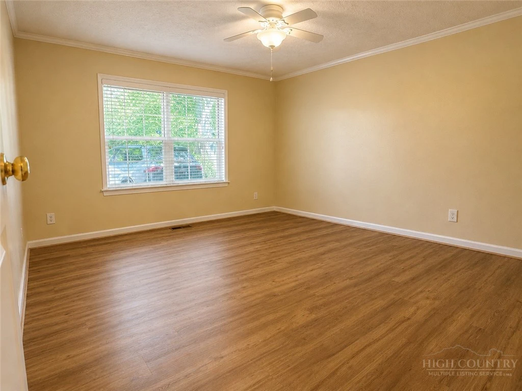Image number 9 for the current listing
