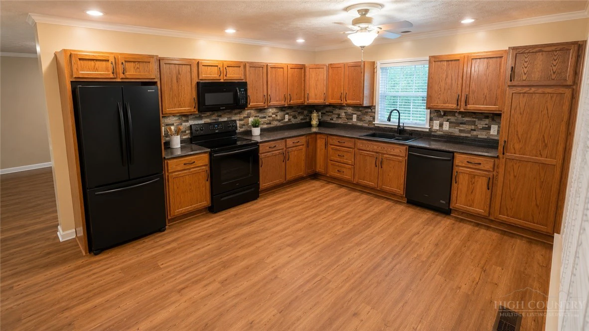 Image number 11 for the current listing