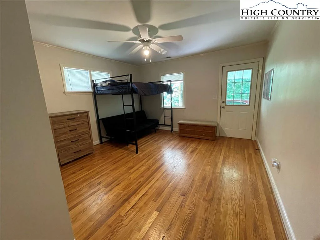Image number 7 for the current listing