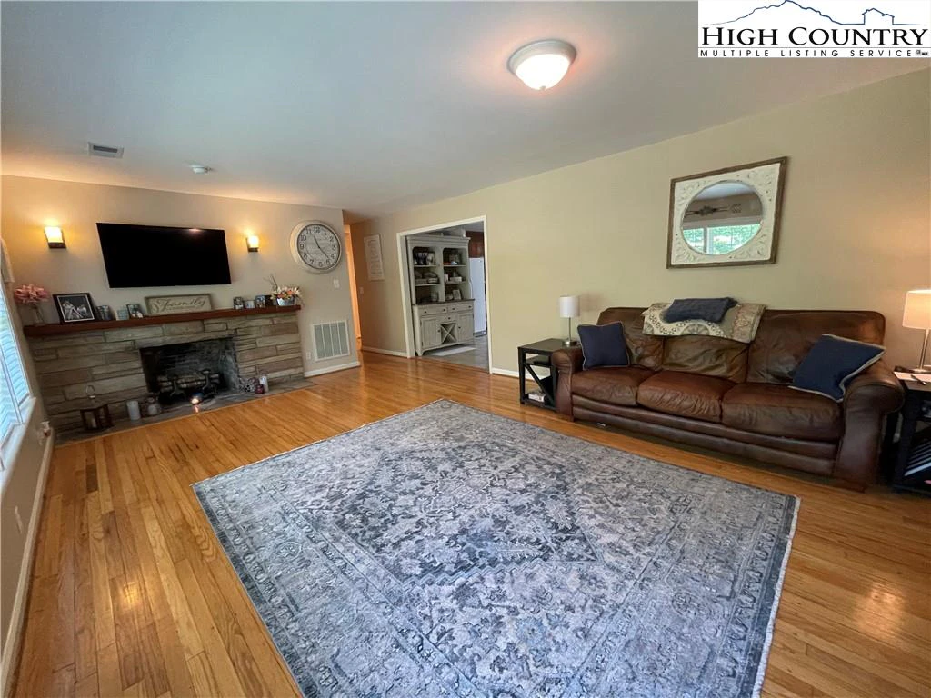 Image number 15 for the current listing