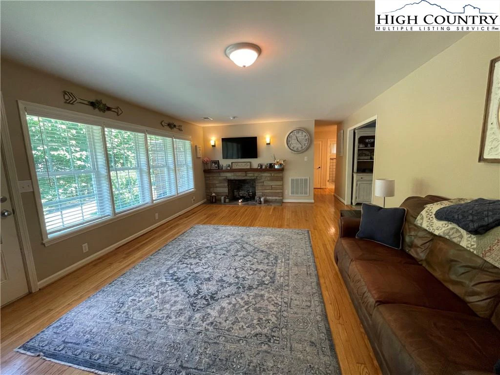 Image number 14 for the current listing
