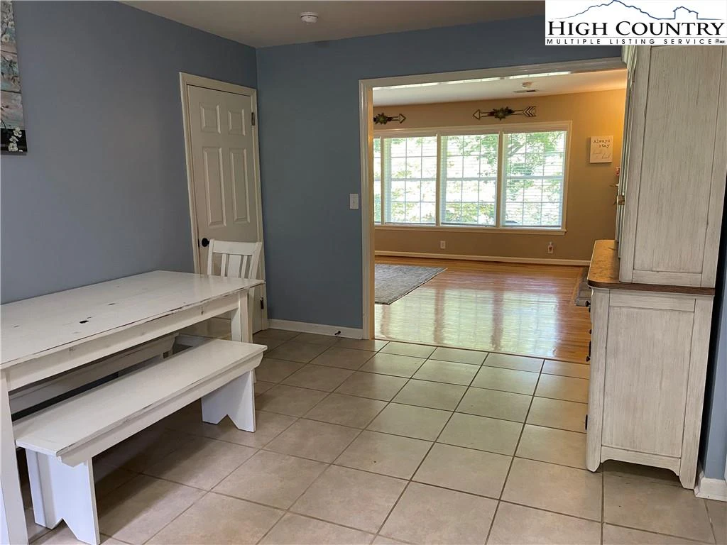 Image number 11 for the current listing