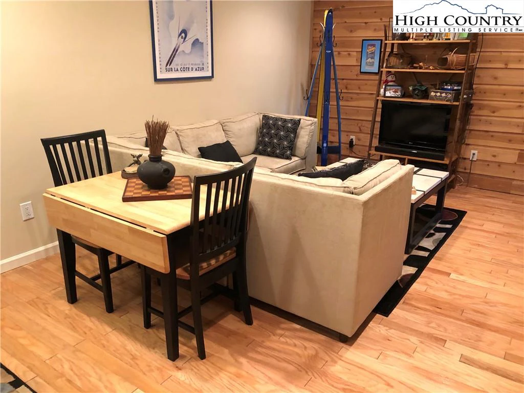 Image number 9 for the current listing