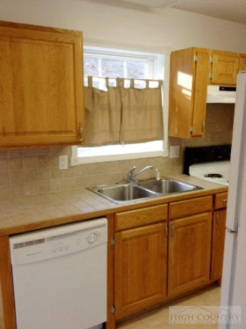Image number 12 for the current listing