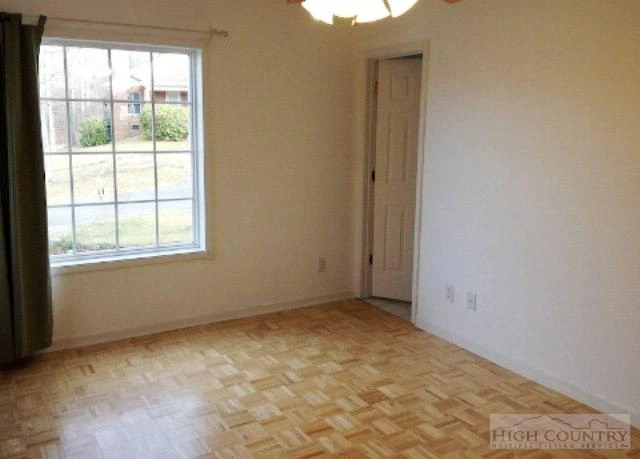 Image number 13 for the current listing