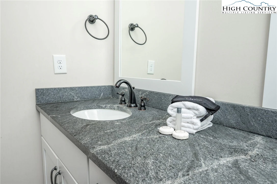 Image number 3 for the current listing