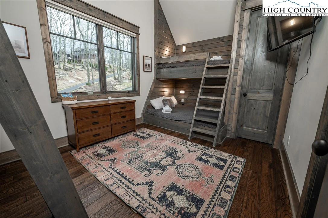 Image number 8 for the current listing