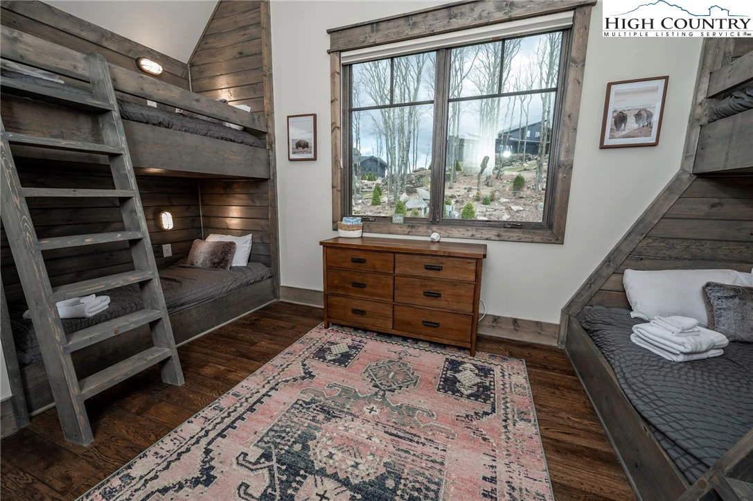 Image number 9 for the current listing