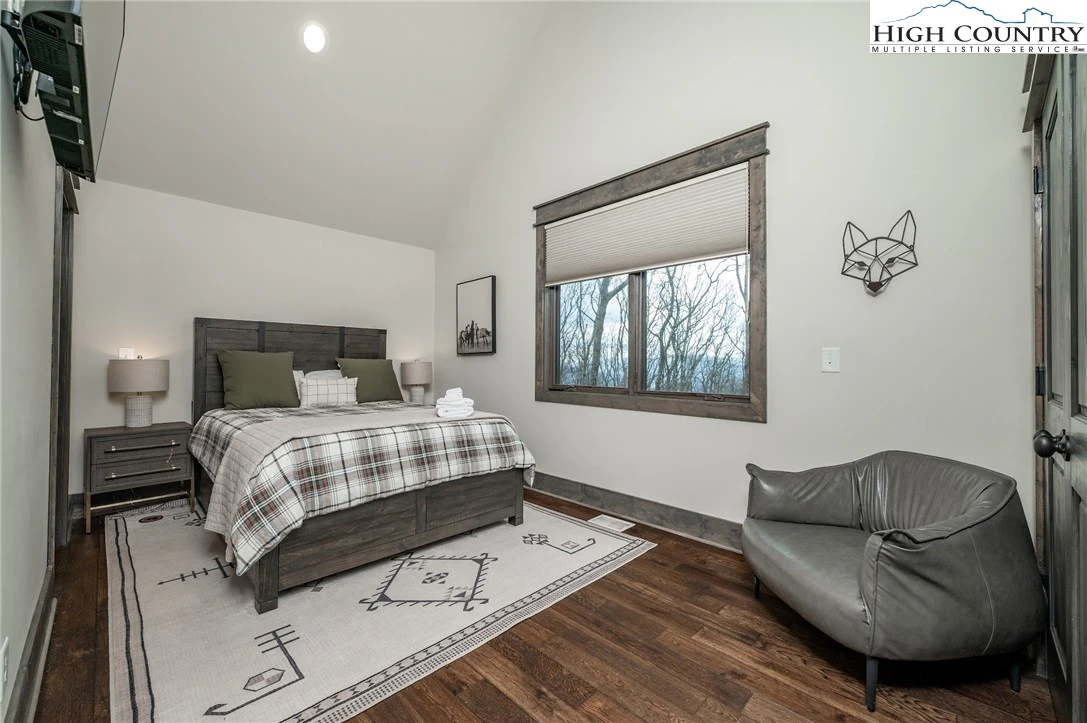 Image number 11 for the current listing