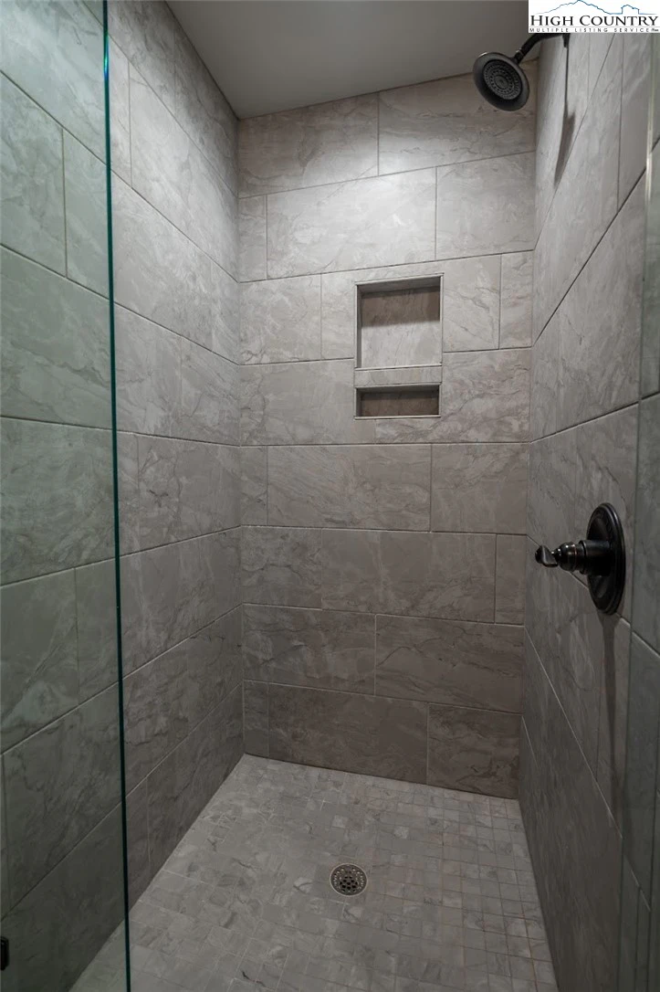 Image number 14 for the current listing