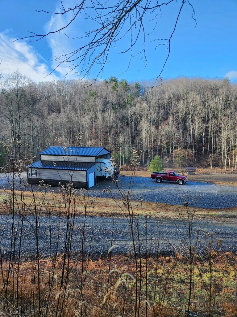Image number 19 for the current listing