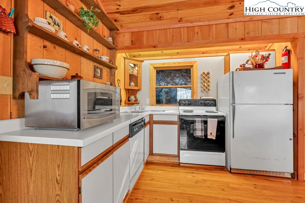 Image number 11 for the current listing