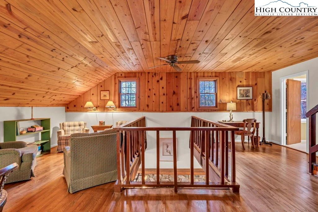 Image number 19 for the current listing