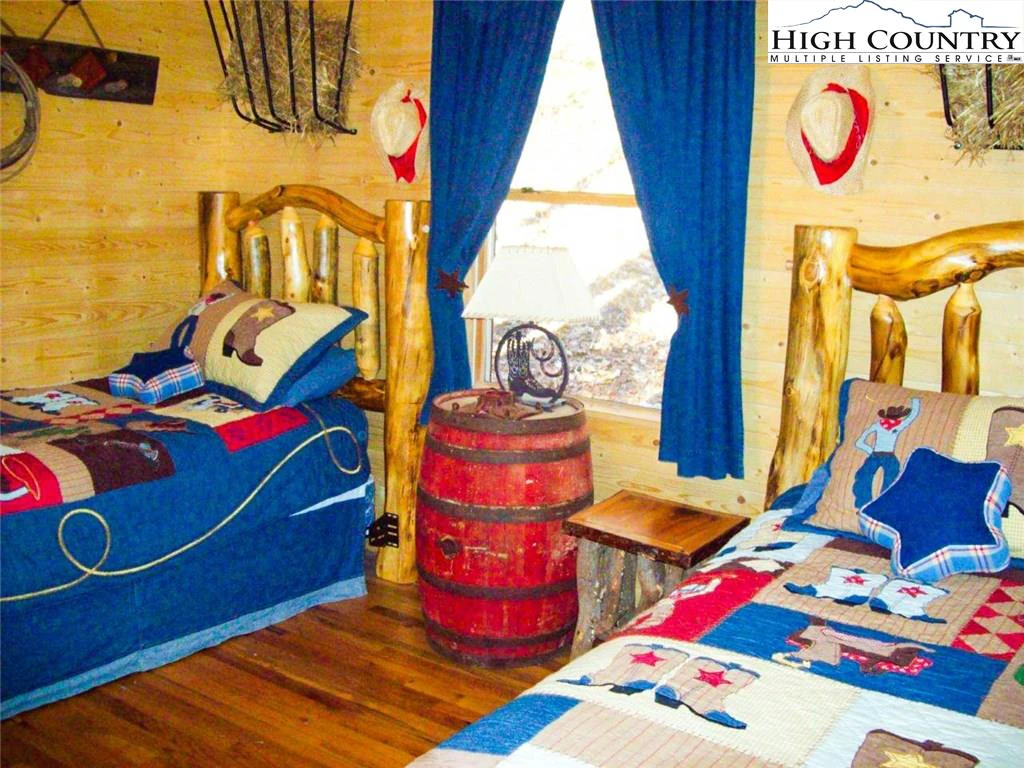 Image number 6 for the current listing