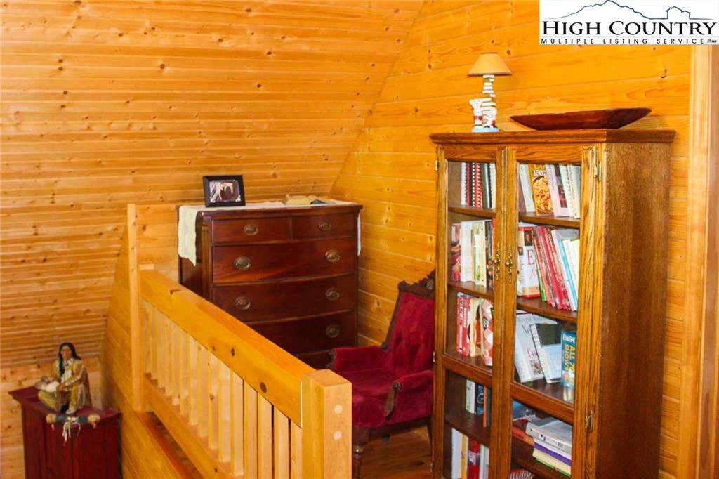 Image number 10 for the current listing