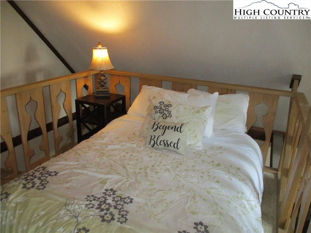 Image number 7 for the current listing