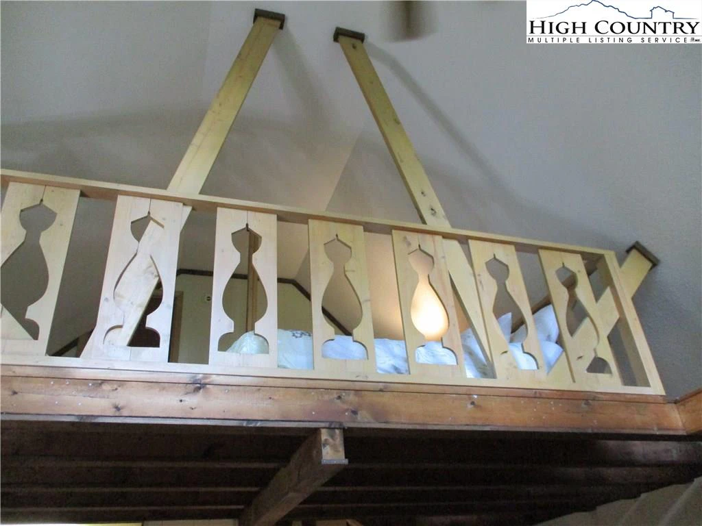 Image number 11 for the current listing