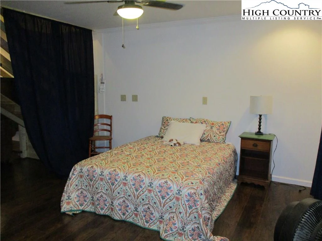 Image number 2 for the current listing