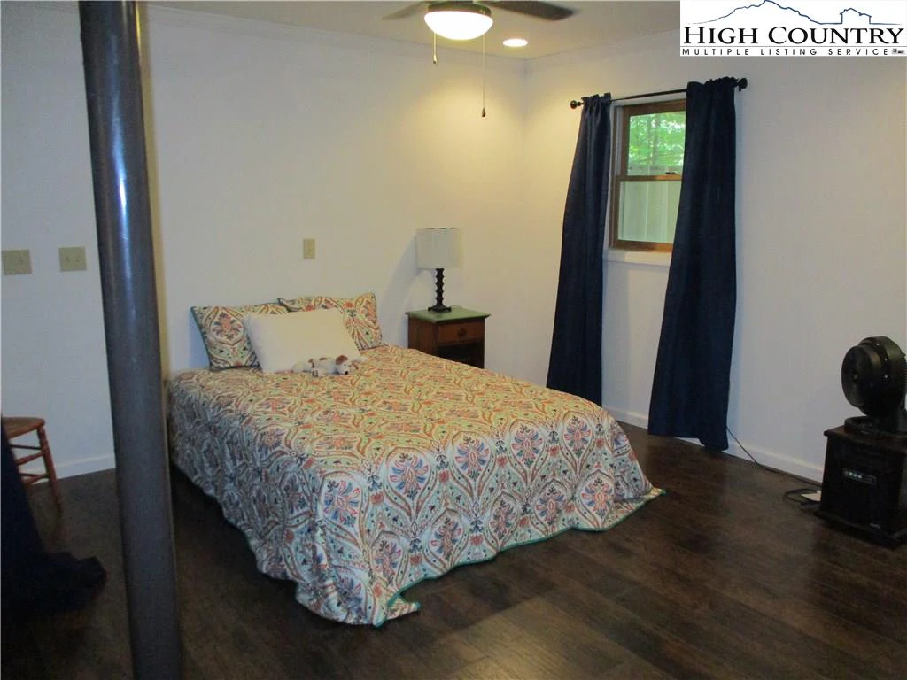 Image number 15 for the current listing