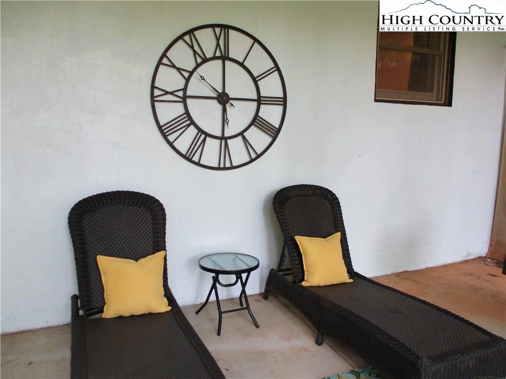 Image number 19 for the current listing