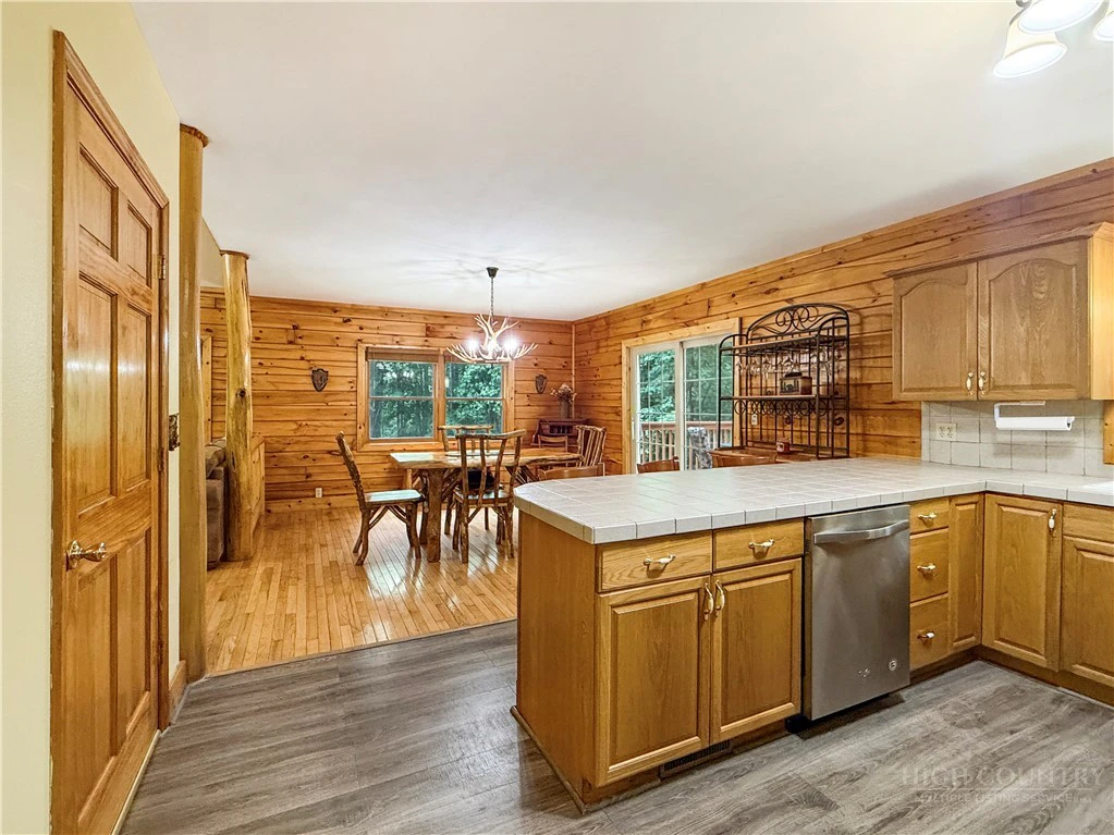 Image number 14 for the current listing