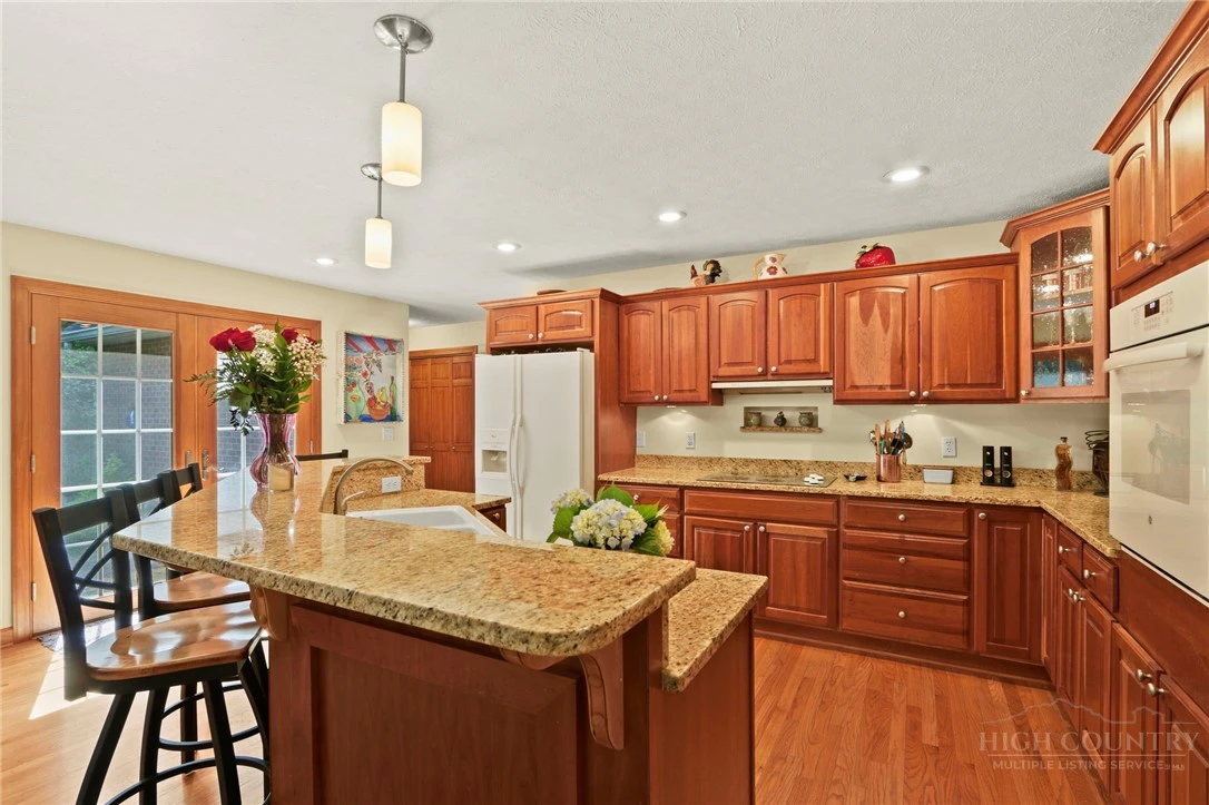 Image number 3 for the current listing
