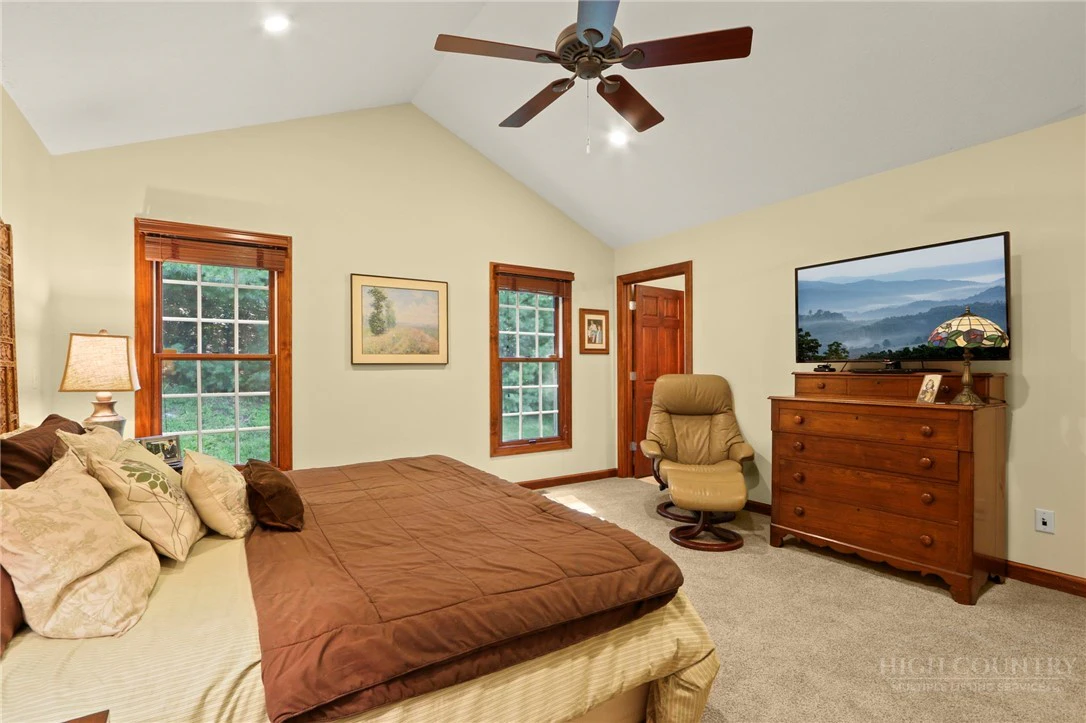 Image number 11 for the current listing