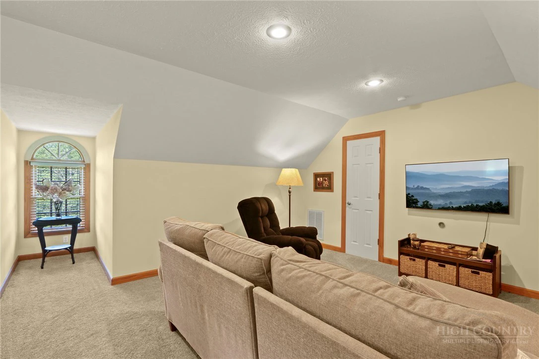 Image number 13 for the current listing