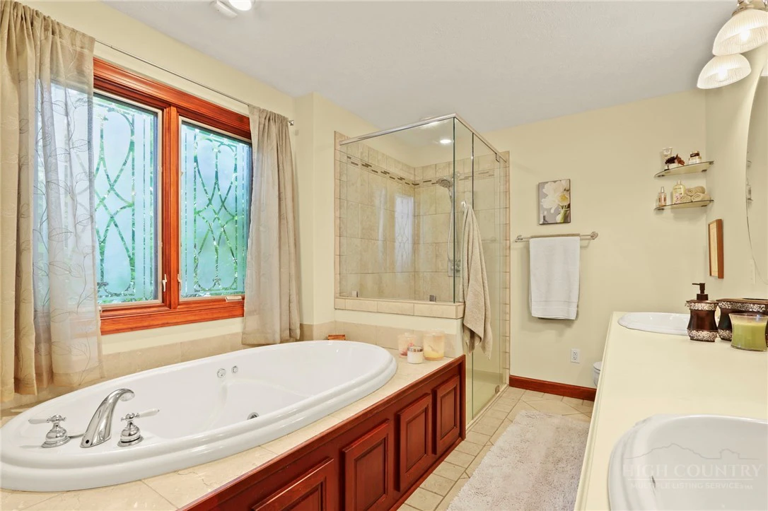Image number 12 for the current listing