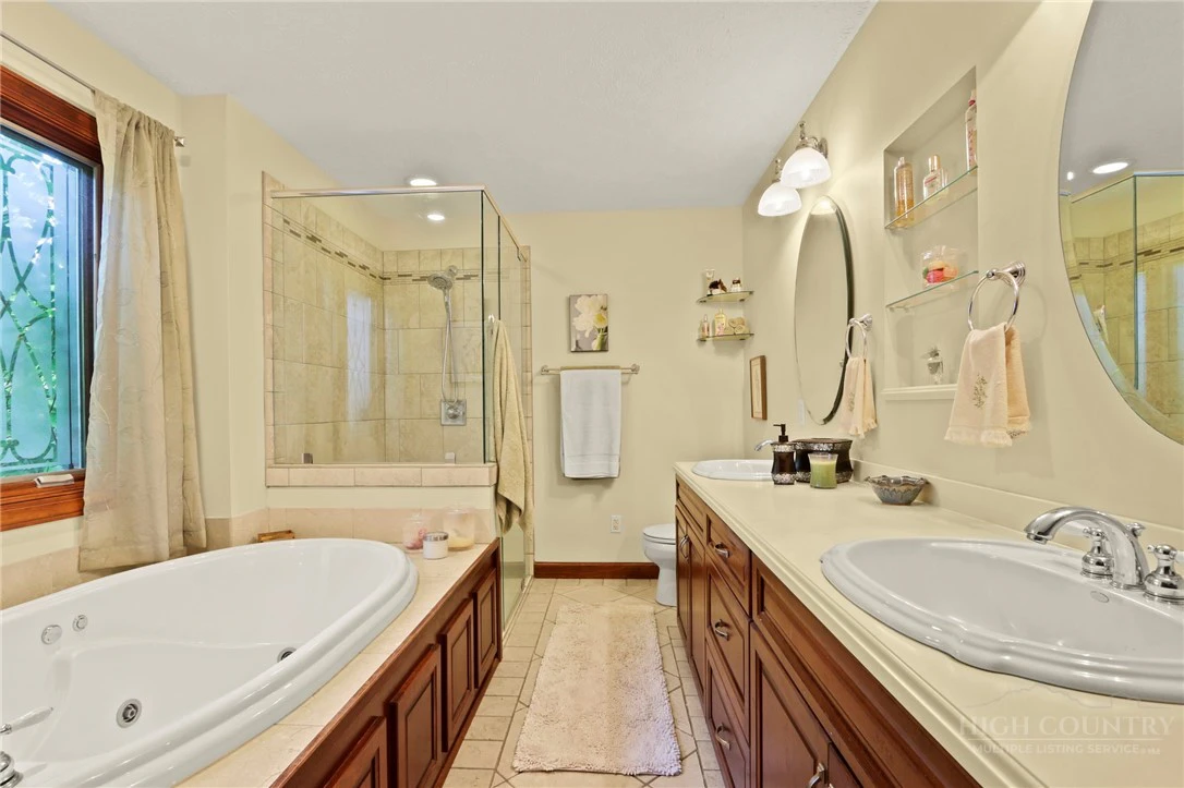 Image number 15 for the current listing