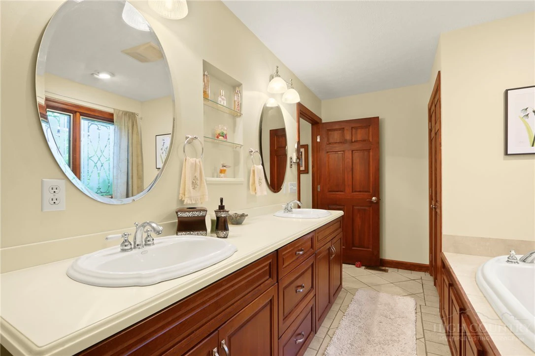 Image number 2 for the current listing