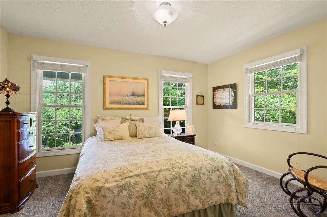 Image number 19 for the current listing